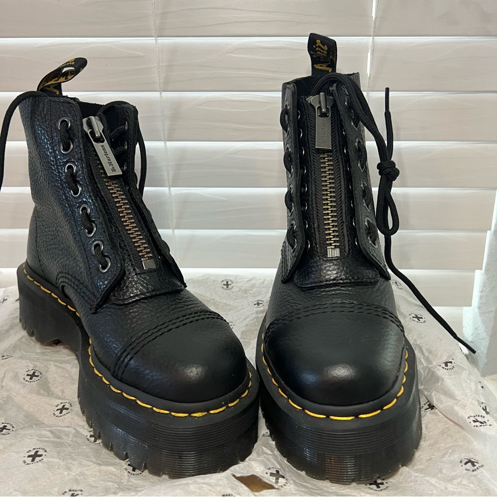 Dr. Martens Sinclair in black (milled)